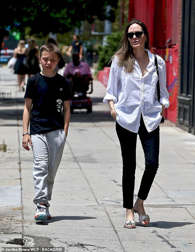 angelina jolie ăn vận giản dị, xinh đẹp dạo phố cùng con trai cưng hình 1 angelina jolie an van gian di, xinh dep dao pho cung con trai cung hinh 1