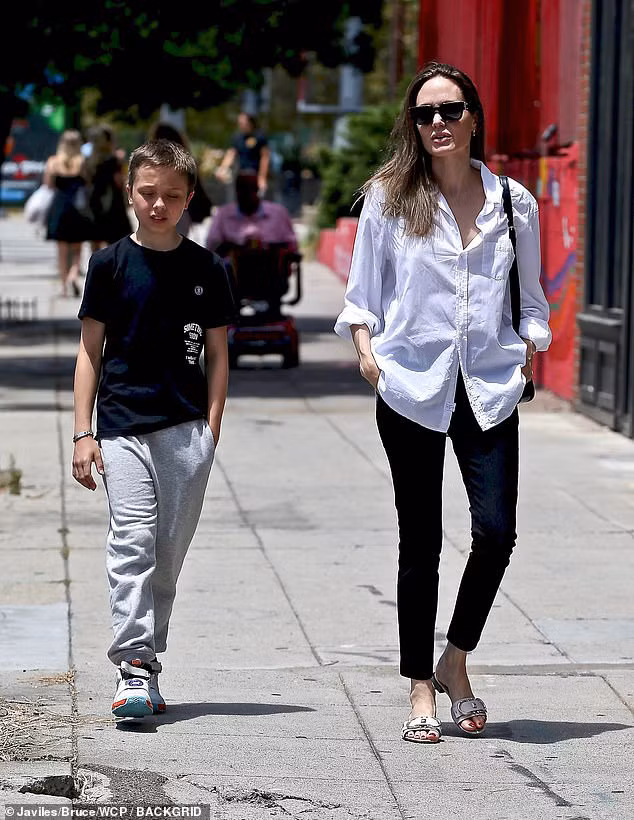 angelina jolie an van gian di, xinh dep dao pho cung con trai cung hinh 1