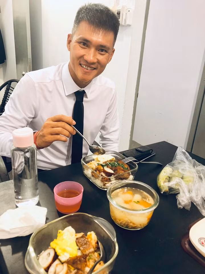 Công Vinh khẳng định "luôn ngoan, không ăn phở" vì Thủy Tiên làm điều này ảnh 1 Cong Vinh tiet lo minh