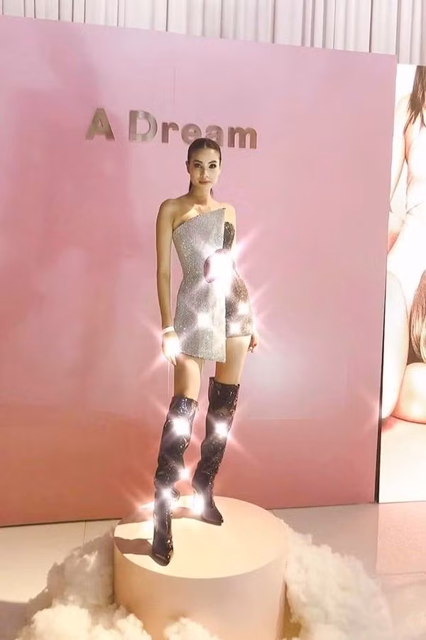 Phạm Hương xuất hiện thon gọn tại sự kiện quốc tế. 