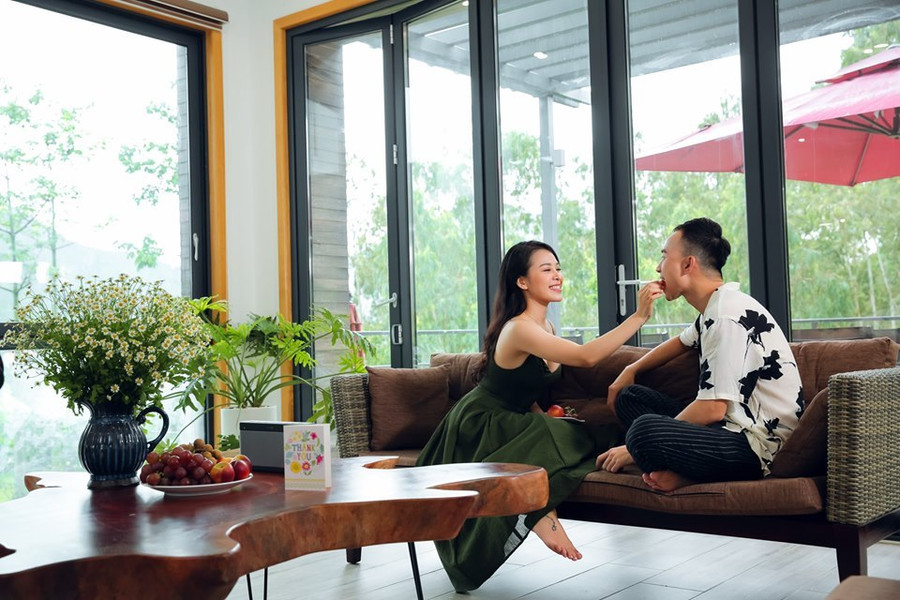 Sau ba năm ly hôn, Dũng "Về nhà đi con" lần đầu công khai tình tứ bạn gái nóng bỏng ảnh 2 Dũng