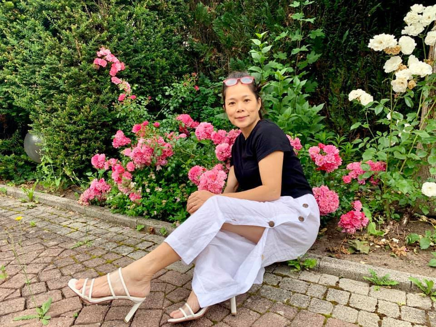 Chiêm ngưỡng khu vườn rộng 1.400m2 ngợp sắc hoa của ca sĩ Mỹ Lệ tại Đức ảnh 3 Khu vườn rộng 1.400m2 tại biệt thự Đức của ca sĩ Mỹ Lệ-3
