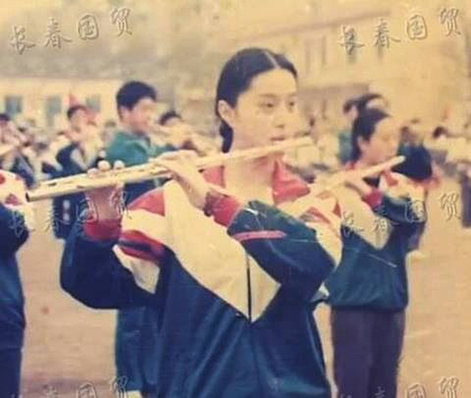 Bất ngờ ảnh thời đi học của Triệu Vy, Huỳnh Hiểu Minh, Phạm Băng Băng... ảnh 9 Bất ngờ với ảnh thời đi học của sao Hoa ngữ: Hồ Ca, Huỳnh Hiểu Minh khác hoàn toàn hiện tại, Chung Hán Lương, Phạm Băng Băng vẫn đẹp xuất sắc từ bé-10