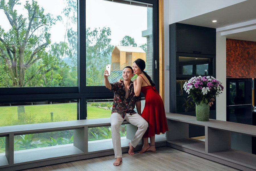 Sau ba năm ly hôn, Dũng "Về nhà đi con" lần đầu công khai tình tứ bạn gái nóng bỏng ảnh 1 Dũng