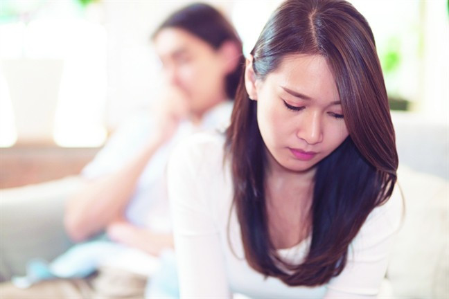Xót xa cảnh nửa đêm vợ xuống bếp cầm dao vừa đi vừa hát 