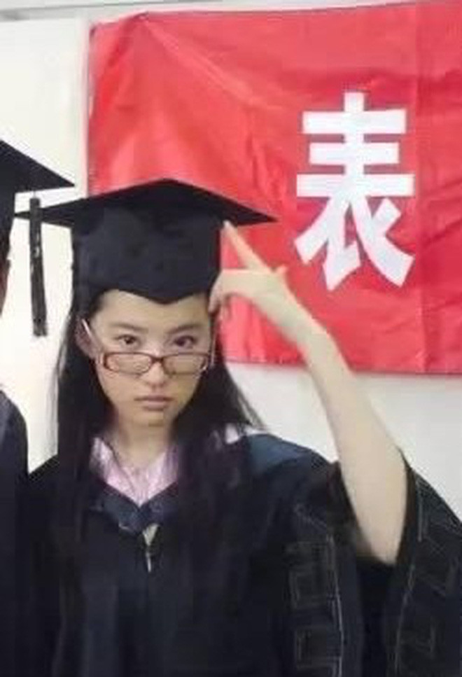 Bất ngờ ảnh thời đi học của Triệu Vy, Huỳnh Hiểu Minh, Phạm Băng Băng... ảnh 12 Bất ngờ với ảnh thời đi học của sao Hoa ngữ: Hồ Ca, Huỳnh Hiểu Minh khác hoàn toàn hiện tại, Chung Hán Lương, Phạm Băng Băng vẫn đẹp xuất sắc từ bé-13