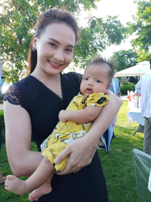 Củ Gừng được mọi người trong đoàn làm phim yêu quý và cưng chiều, nhất là “mẹ” Bảo Thanh.