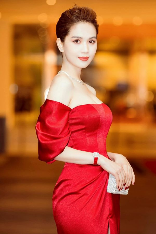 Ngọc Trinh diện váy đỏ cực gợi cảm làm náo loạn thảm đỏ ở Úc ảnh 3 Trang phục này cũng giúp cho “người đẹp nội y” khoe được đường cong quyến rũ của cơ thể. Dường như mẫu thiết kế này được sinh ra để dành cho mỹ nhân gốc Trà Vinh.