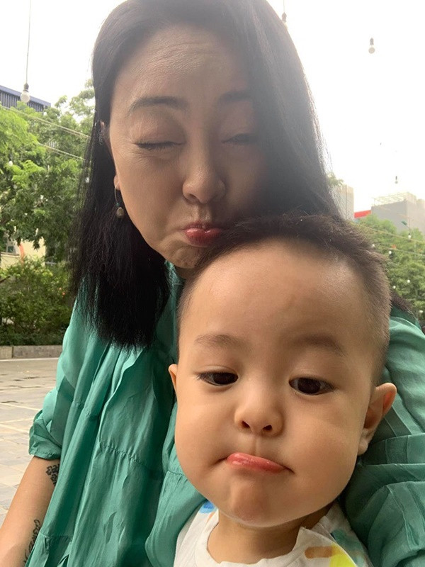 Ảnh hiếm mẹ chồng ca nương Kiều Anh mang thai đôi ở tuổi U50 ảnh 2 Empty