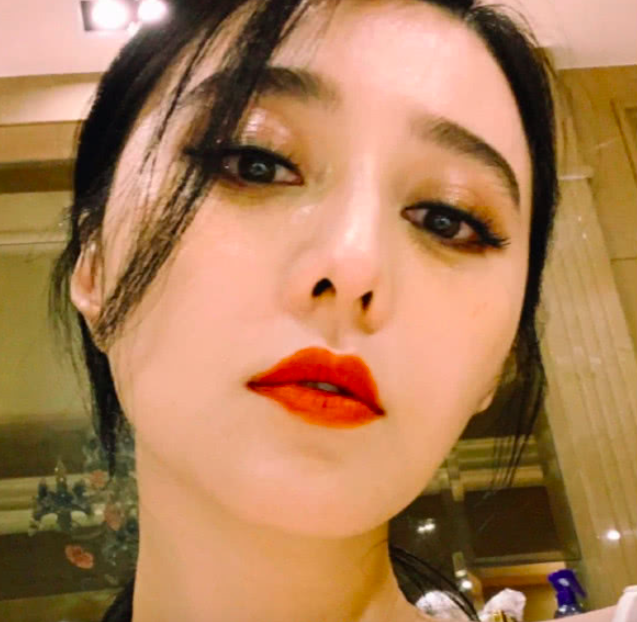 Ngỡ ngàng ngoại hình khác lạ của Phạm Băng Băng ảnh 2 Xuất hiện trong bức ảnh mới, Phạm Băng Băng làm fan bất ngờ vì ngoại hình khác lạ