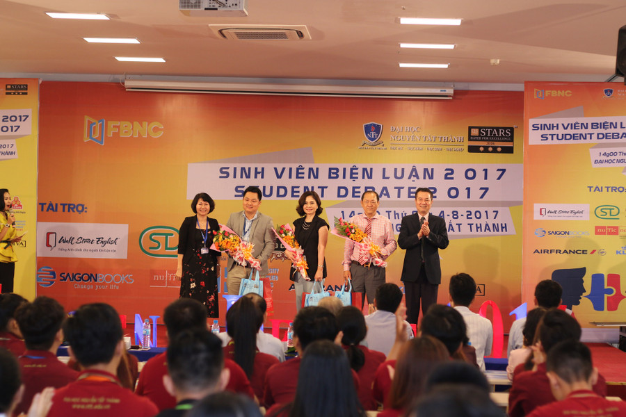 Thành phần Ban giám khảo cuộc thi cấp trường nhận hoa chúc mừng từ Ban tổ chức