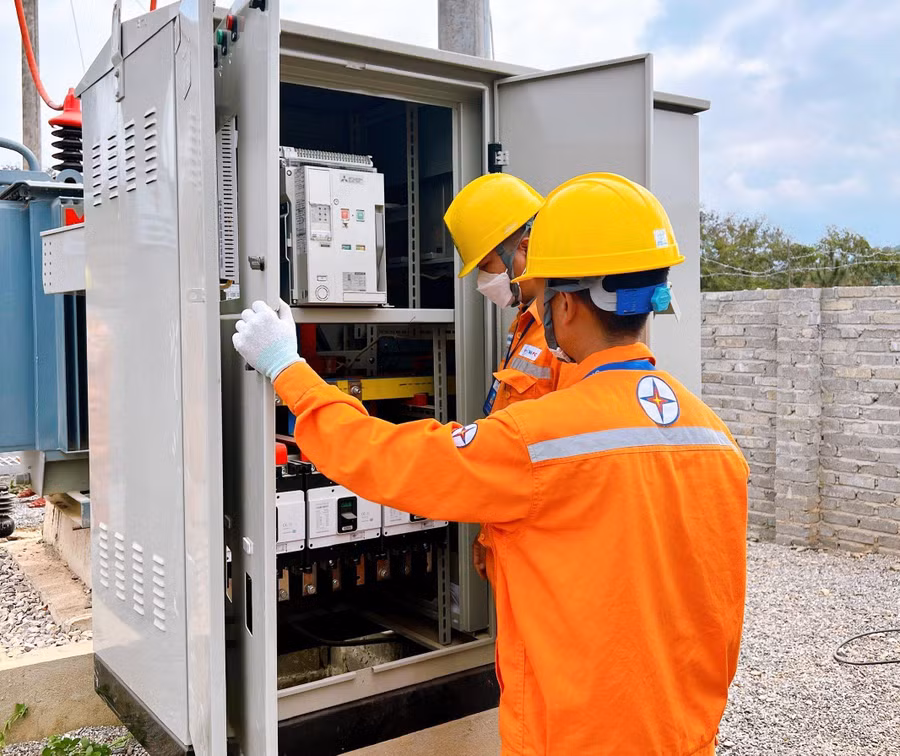 Điện lực Tân Uyên kiểm tra máy cắt thuộc TBA khách hàng.