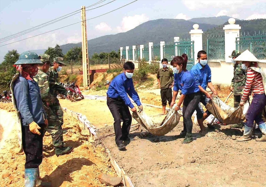 Nhân dân chung tay, góp sức làm đường. Nhân dân chung tay, góp sức làm đường.