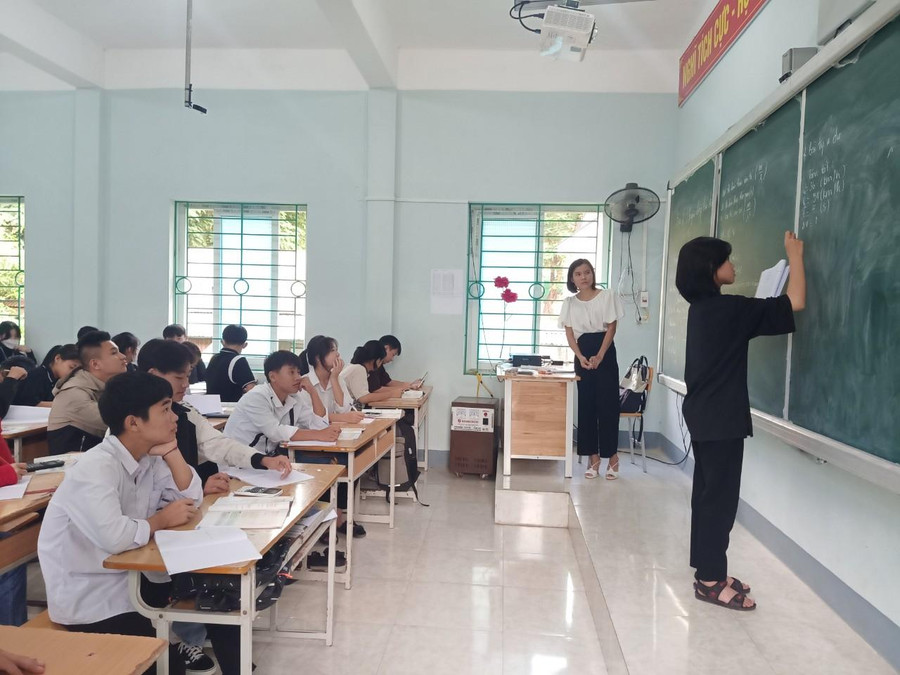 Tiết học của cô trò lớp 10A1, trường THPT huyện Mường Tè. Tiết học của cô trò lớp 10A1, trường THPT huyện Mường Tè.