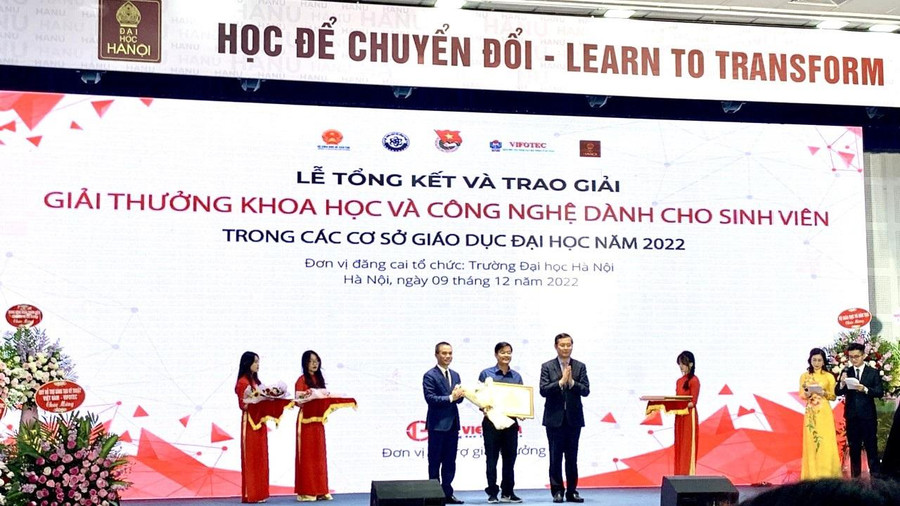 Đại diện HCMUE nhận Bằng khen của Bộ trưởng Bộ GD&ĐT. Đại diện HCMUE nhận Bằng khen của Bộ trưởng Bộ GD&ĐT.