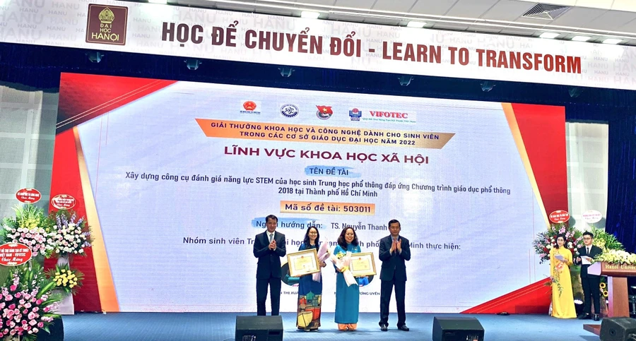 Nhóm sinh viên Trường ĐH Sư phạm TPHCM vinh dự nhận giải Nhất cuộc thi.