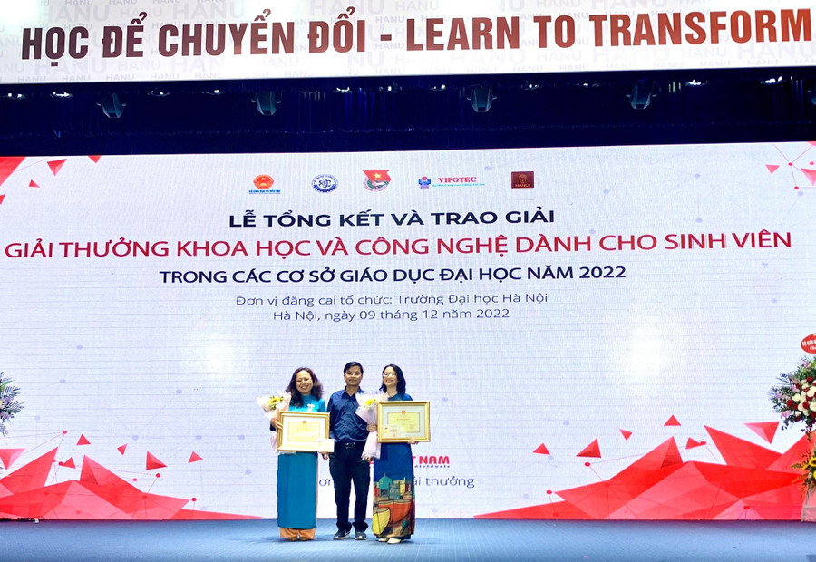 Sinh viên Xuân Quỳnh, Phương Uyên bên giảng viên hướng dẫn đề tài. Sinh viên Xuân Quỳnh, Phương Uyên bên giảng viên hướng dẫn đề tài.