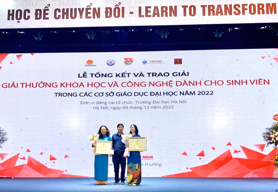 Sinh viên Xuân Quỳnh, Phương Uyên bên giảng viên hướng dẫn đề tài.