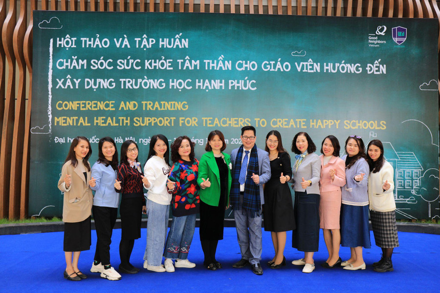 Hội thảo &quot;Chăm sóc sức khỏe tâm thần cho giáo viên hướng đến xây dựng trường học hạnh phúc&quot; vừa được Trường ĐH Giáo dục - ĐHQG Hà Nội phối hợp tổ chức tại Hà Nội.