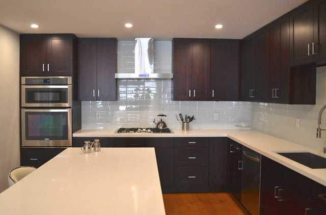 10 thiết kế bếp nhỏ đẹp xuất sắc ảnh 7  7. Góc bếp nền nã với màu gỗ tối, thêm sự đối lập màu sắc từ mặt đá và gạch ốp tường giúp cho bạn luôn cảm thấy tâm trạng được cải thiện đáng kể khi nấu nướng.