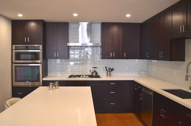  7. Góc bếp nền nã với màu gỗ tối, thêm sự đối lập màu sắc từ mặt đá và gạch ốp tường giúp cho bạn luôn cảm thấy tâm trạng được cải thiện đáng kể khi nấu nướng. 