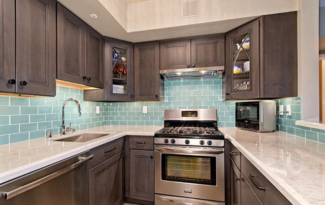 10 thiết kế bếp nhỏ đẹp xuất sắc ảnh 6  6. Góc bếp theo phong cách Bắc Mỹ sẽ khiến căn phòng nhỏ thêm sang trọng và ấm cúng. Bên cạnh đó, hãy tạo sự đối lập khéo léo cho màu của tủ với màu của mặt bếp và gạch ốp tường, tăng ánh sáng cho những điểm nhấn để không gian thêm đẹp hơn.