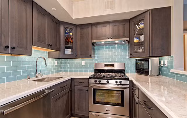  6. Góc bếp theo phong cách Bắc Mỹ sẽ khiến căn phòng nhỏ thêm sang trọng và ấm cúng. Bên cạnh đó, hãy tạo sự đối lập khéo léo cho màu của tủ với màu của mặt bếp và gạch ốp tường, tăng ánh sáng cho những điểm nhấn để không gian thêm đẹp hơn. 