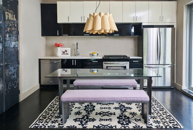 10 thiết kế bếp nhỏ đẹp xuất sắc ảnh 9  9. Bếp kết hợp với góc ăn uống, liền mạch và tạo điểm nhấn từ nệm ghế ăn và đèn thả trần cho không gian thêm sinh động và trẻ trung hơn.