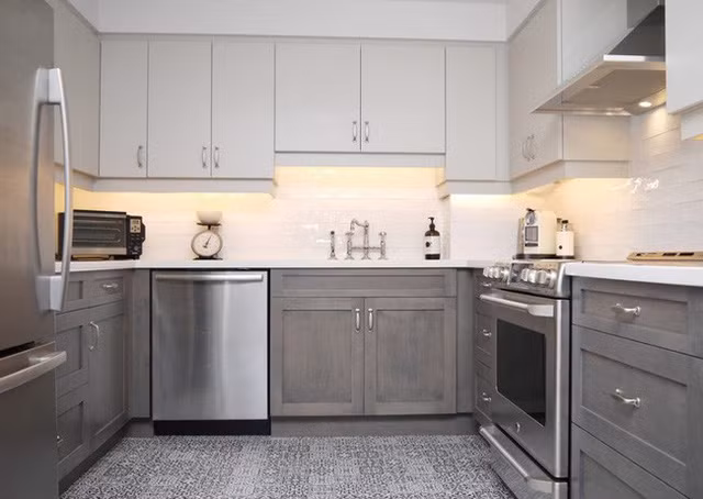  1. Góc bếp với hai màu trắng và màu gỗ xám đủ để tăng vẻ đẹp nền nã, sang trọng. Khi không gian nấu nướng được bố trí ở khu vực có diện tích nhỏ, bạn hãy tạo cảm giác căn phòng ấm cúng, hiện đại, gọn gàng và sang trọng, chắc chắn chẳng ai còn để ý tới diện tích khi vào bếp. 