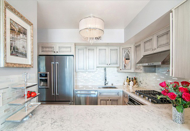 10 thiết kế bếp nhỏ đẹp xuất sắc ảnh 2  2. Góc bếp xinh đẹp hơn dù có diện tích nhỏ. Chỉ cần chọn thêm vật dụng trang trí, thêm chút decor từ đèn treo trần là đủ để không gian đẹp bình yên và ấn tượng.