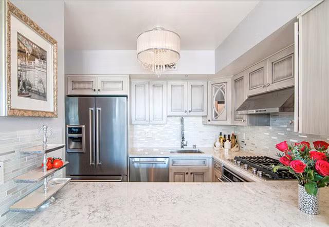  2. Góc bếp xinh đẹp hơn dù có diện tích nhỏ. Chỉ cần chọn thêm vật dụng trang trí, thêm chút decor từ đèn treo trần là đủ để không gian đẹp bình yên và ấn tượng. 