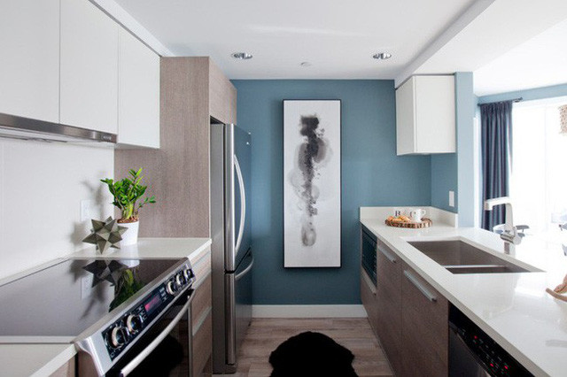 10 thiết kế bếp nhỏ đẹp xuất sắc ảnh 5  5. Căn bếp nhỏ có thể được tận dụng tường cho việc thiết kế hệ thống lưu trữ đồ, gắn với thiết bị cần sử dụng. Tuy nhiên, với những mảng tường trống, hãy sơn chúng với màu khác biệt, decor với những bức tranh mà bạn yêu thích, không gian nhỏ chẳng còn cảm giác chật chội, chỉ còn sự lãng mạn và ấm áp, hiện đại và tiện nghi.