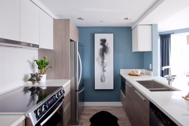  5. Căn bếp nhỏ có thể được tận dụng tường cho việc thiết kế hệ thống lưu trữ đồ, gắn với thiết bị cần sử dụng. Tuy nhiên, với những mảng tường trống, hãy sơn chúng với màu khác biệt, decor với những bức tranh mà bạn yêu thích, không gian nhỏ chẳng còn cảm giác chật chội, chỉ còn sự lãng mạn và ấm áp, hiện đại và tiện nghi. 