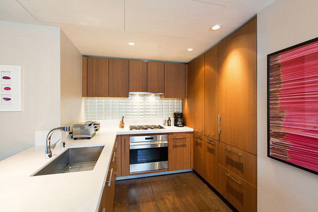 10 thiết kế bếp nhỏ đẹp xuất sắc ảnh 8  8. Đèn hắt sáng cho một phần của tủ bếp, không gian nấu nướng được sắp xếp gọn gàng sẽ rộng hơn và ấm hơn nhờ chiêu thú vị này.