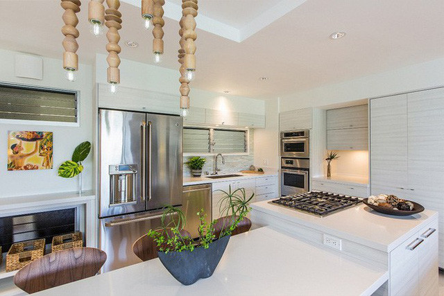 10 thiết kế bếp nhỏ đẹp xuất sắc ảnh 10  10. Bạn sẽ luôn cảm nhận được sự tươi mới và vui vẻ khi nấu nướng, ăn uống trong căn bếp chật hẹp này nhờ điểm nhấn từ ánh sáng vàng ấm áp và vẻ đẹp của những chậu cây cảnh xanh tươi.