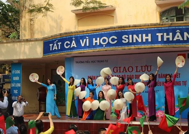 Đoàn cán bộ Bộ Giáo dục Bangladesh giao lưu với Trường Tiểu học Trung Tự