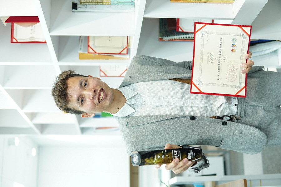 Nguyễn Quốc Tư dành hơn 20 giải thưởng, đều ở vị trí quán quốc trong các cuộc thi nổi tiếng tại Trung Quốc.