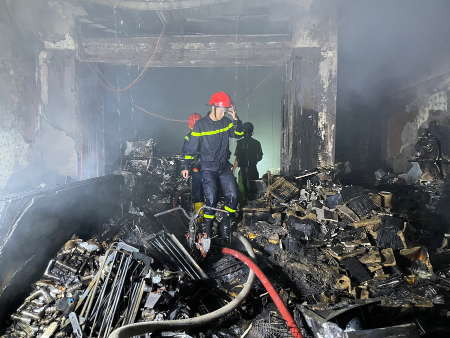 Nhiều tài sản bên trong bị lửa thiêu rụi. Nhiều tài sản bên trong bị lửa thiêu rụi.