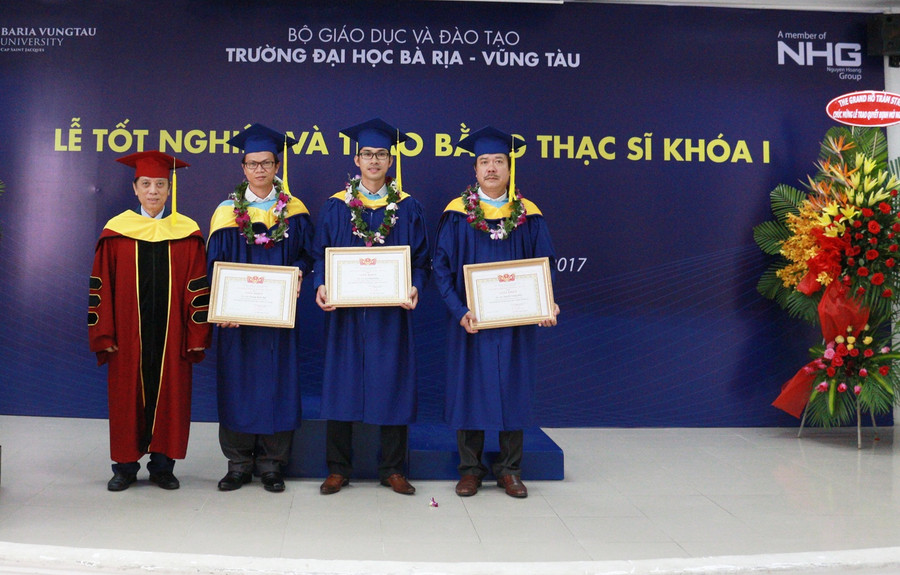 Một lớp học Thạc sĩ của BVU nhân bằng tốt nghiệp