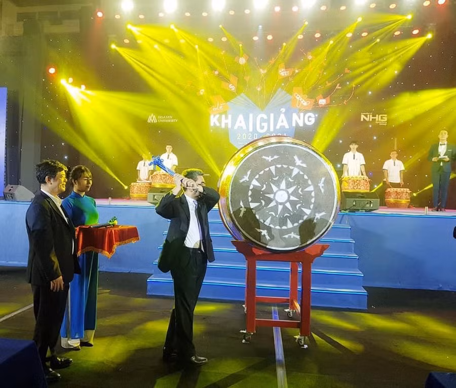 PGS TS Nguyễn Ngọc Điện-Hiệu trưởng Trường ĐH Hoa Sen đánh trống khai giảng năm học mới.