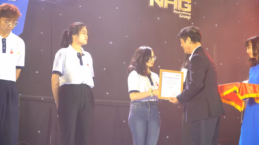 PGS.TS Thái Bá Cần - Chủ tịch HĐT ĐH Hoa Sen trao học bổng cho sinh viên.