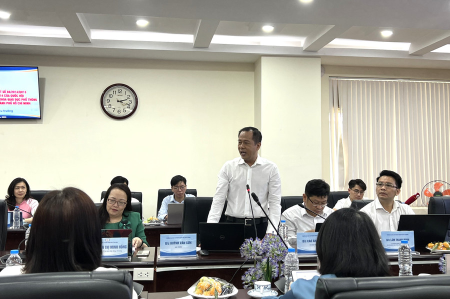 GS Huỳnh Văn Sơn, Hiệu trưởng Trường ĐH Sư phạm TPHCM trao đổi thông tin GS Huỳnh Văn Sơn, Hiệu trưởng Trường ĐH Sư phạm TPHCM trao đổi thông tin