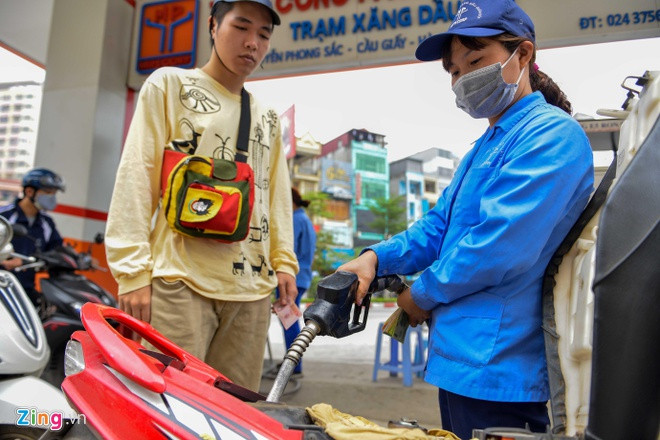 Xăng tăng giá trong kỳ điều chỉnh cuối cùng năm 2019. Ảnh:Hoàng Đông.