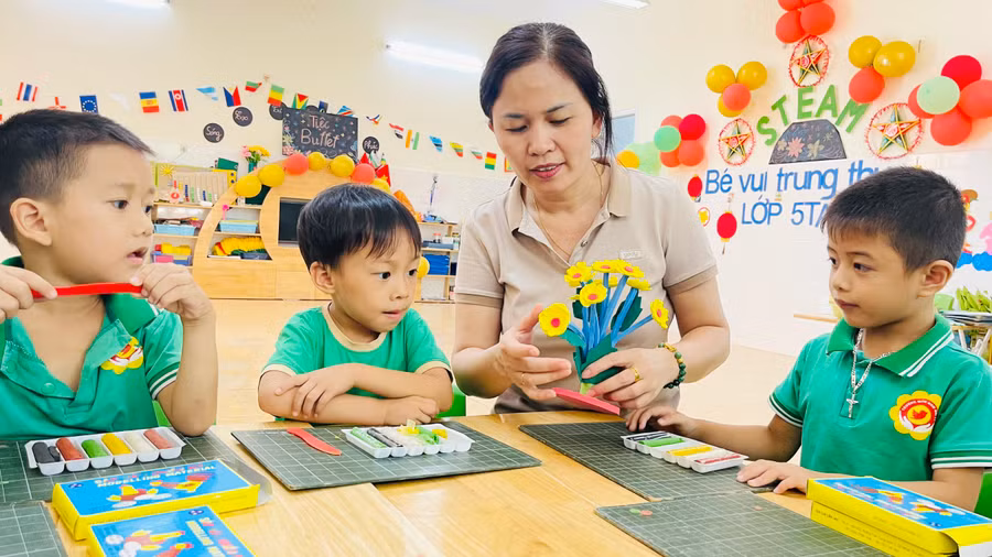 Cô trò Trường Mầm non Hải Lý trong một giờ học trên lớp. Cô trò Trường Mầm non Hải Lý trong một giờ học trên lớp.