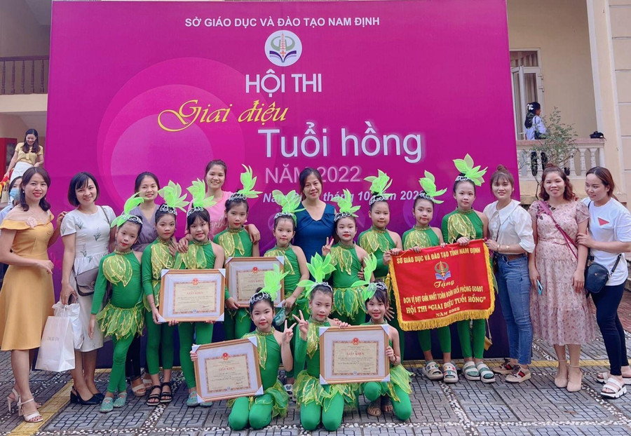 Cô trò cùng lưu lại khoảnh khắc đáng nhớ sau khi tham dự hội thi "Giai điệu tuổi hồng" năm 2022. Cô trò cùng lưu lại khoảnh khắc đáng nhớ sau khi tham dự hội thi "Giai điệu tuổi hồng" năm 2022.