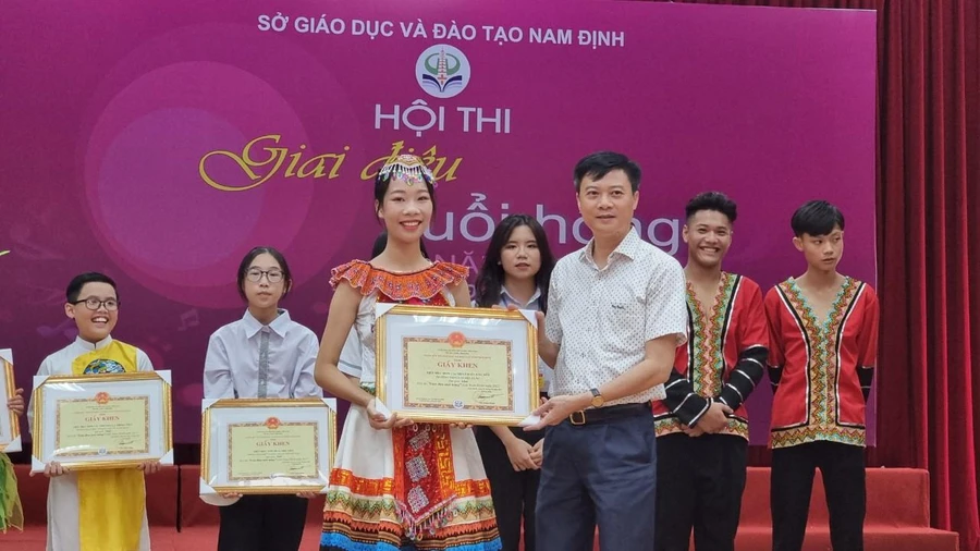 Phó Giám đốc Sở GD&ĐT Nam Định Nguyễn Xuân Hồng trao giấy chứng nhận cho các đội tham gia hội thi.