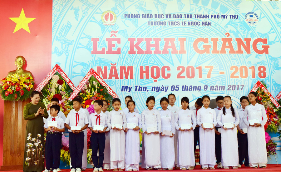 Chủ tịch Quốc hội trao học bổng cho học sinh trường THCS Lê Ngọc Hân Chủ tịch Quốc hội trao học bổng cho học sinh trường THCS Lê Ngọc Hân