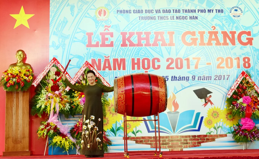 Chủ tịch Quốc hội Nguyễn Thị Kim Ngân đánh trống khai giảng tại trường THCS Lê Ngọc Hân.