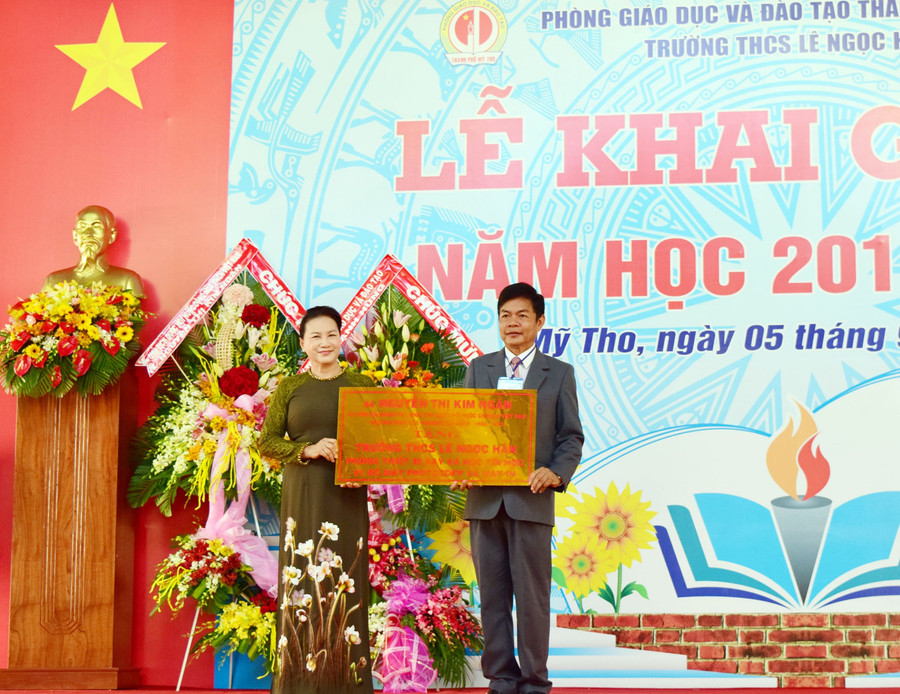 Chủ tịch Quốc hội Nguyễn Thị Kim Ngân trao tặng quà kỉ niệm cho trường THCS Lê Ngọc Hân Chủ tịch Quốc hội Nguyễn Thị Kim Ngân trao tặng quà kỉ niệm cho trường THCS Lê Ngọc Hân