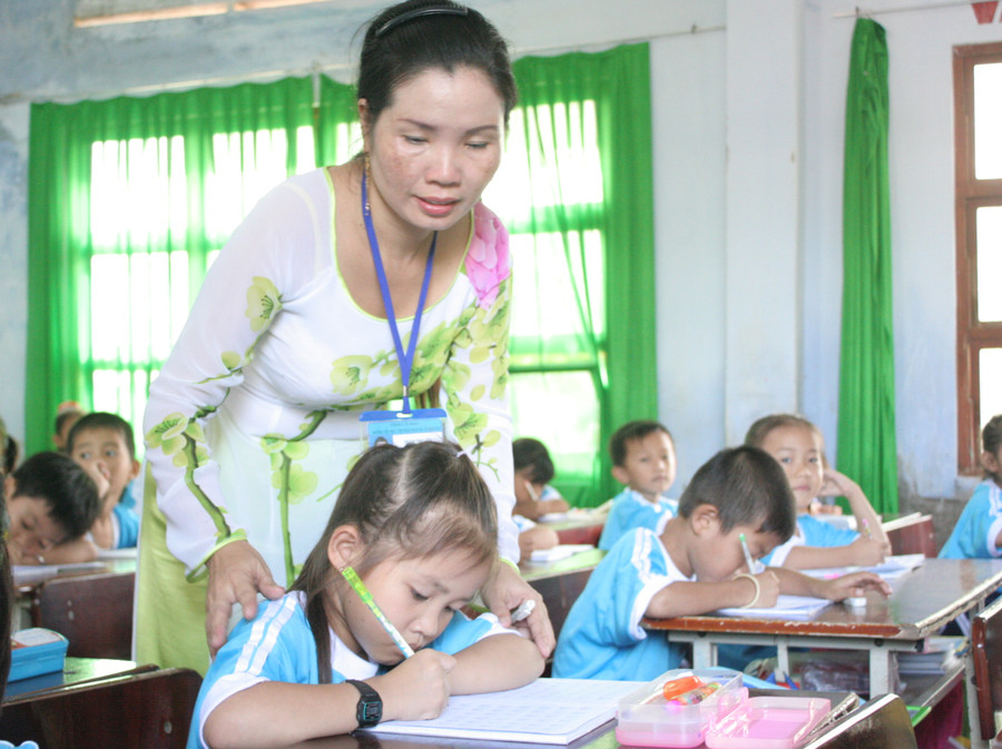 Cô trò trường tiểu học ở Cà Mau trong giờ học